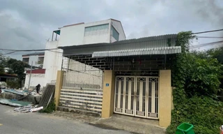 Giải cứu người đàn ông khóa trái cửa phòng ngủ với 3 bình gas đã mở van