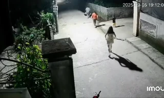 Cậu bé 4 tuổi nhanh trí giải cứu em trai rơi xuống mương nước sâu 