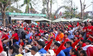 Hàng nghìn người đổ về Quảng trường Hồ Chí Minh 