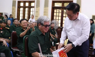 Trưởng ban Tuyên giáo và Dân vận T.Ư thăm, tặng quà thương, bệnh binh ở Nghệ An