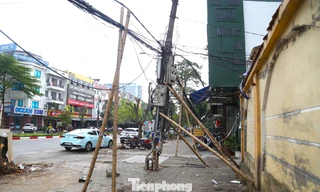 Những cột điện 'chống nạng' trên đường phố