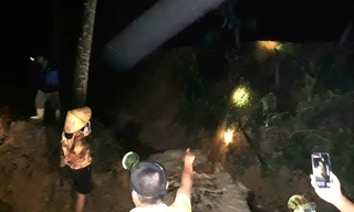 Đội mưa trong đêm bắt quả tang trang trại lợn xả thải