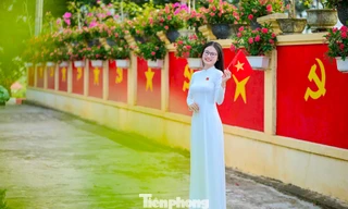 Con đường rực rỡ cờ Tổ quốc, cờ Đảng của vợ chồng miền núi thu hút giới trẻ check in