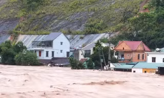 Người dân xã Mường Xén di dời tài sản trong đêm 22/7