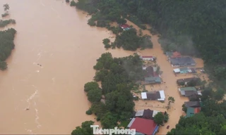 Nước lũ bủa vây xã miền núi Nghệ An