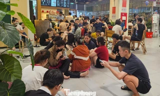 Mất điện diện rộng sau bão số 10, người dân chờ cả tiếng ở trung tâm thương mại để sạc pin