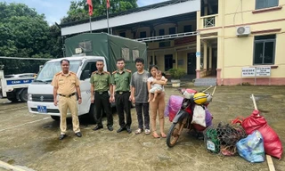 Băng mưa lũ về quê, cả gia đình bị thả giữa đường quốc lộ ngập nước