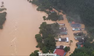 Nước lũ bủa vây xã miền núi Nghệ An