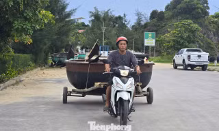 Người dân phố biển chằng chống nhà, kéo thuyền thúng về nhà tránh bão số 5