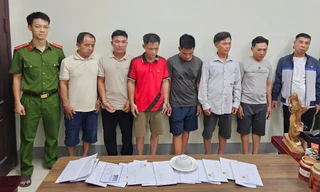 Bắt ổ nhóm đánh bạc tại bãi nổi giữa sông Lam