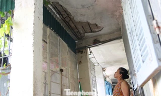 Chung cư xuống cấp, trần rơi lả tả