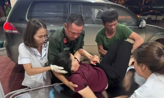 Cảnh sát cơ động cứu người phụ nữ nằm bất động bên đường trong đêm