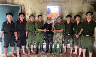 Xúc động nhận lại dây chuyền vàng, điện thoại vùi lấp trong bùn đất sau mưa lũ lịch sử