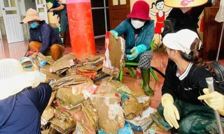 Xúc động hình ảnh giáo viên vượt hàng trăm cây số, dốc lòng sẻ chia với vùng lũ