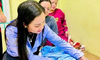 Bé trai sơ sinh kháu khỉnh bị bỏ rơi trước cổng nhà dân trong đêm