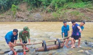 Trục vớt quả bom nặng 2,5 tạ dưới lòng sông