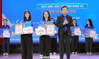 Hai nữ sinh giành giải Nhất Olympic Tiếng Anh