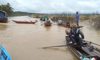 Lật thuyền đánh cá ở Nghệ An