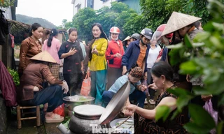 Phiên chợ quê khiến hàng nghìn người dân thích thú