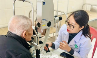 Thăm khám thị lực cho hàng trăm người dân có hoàn cảnh khó khăn, gia đình chính sách