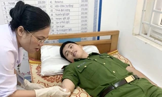 Đại úy trẻ hiến máu cứu cụ bà