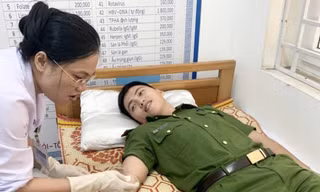 Đại úy trẻ hiến máu cứu cụ bà