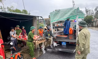 Các lực lượng vũ trang như công an, quân sự, dân quân tự vệ đã đến tận các hộ gia đình để vừa giúp sơ tán, chằng néo nhà cửa, tài sản, vừa hỗ trợ người dân, nhất là người già, trẻ em, người ốm đau, bệnh tật đến địa điểm sơ tán.