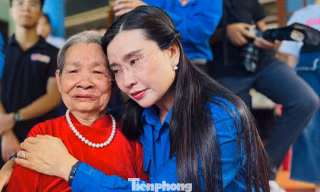 Khoảnh khắc xúc động Mẹ Việt Nam Anh hùng 'gặp lại' con liệt sĩ