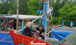Ngư dân oằn mình chống bão số 10: Chỉ mong tàu thuyền an toàn