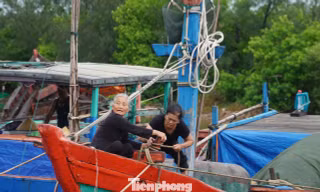 Ngư dân oằn mình chống bão số 10: Chỉ mong tàu thuyền an toàn