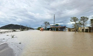Quốc lộ 1A qua Hà Tĩnh ‘biến thành sông’, giao thông ách tắc