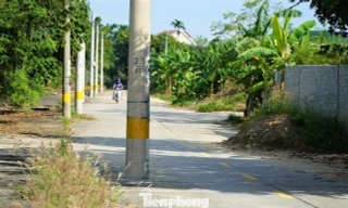 Nghịch lý hàng loạt cột điện 'chình ình' giữa đường vừa mở rộng ở Hà Tĩnh