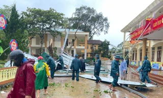 Trường học tan hoang sau bão chồng bão, Hà Tĩnh 'gồng mình' khắc phục