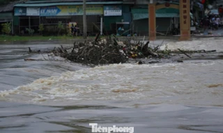 Nước lũ cuồn cuộn đổ về, cầu ngập sâu cả mét