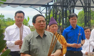 Thủ tướng Phạm Minh Chính dâng hương, dâng hoa tri ân các anh hùng, liệt sĩ tại Quảng Trị