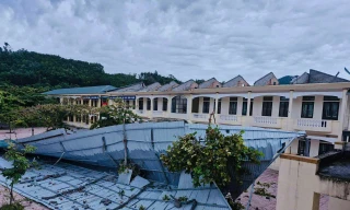 Lốc xoáy tàn phá trường học ở Hà Tĩnh