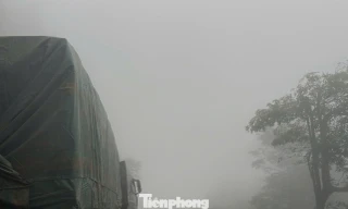 Sương mù dày đặc bao phủ tuyến đường lên Cửa khẩu Cầu Treo