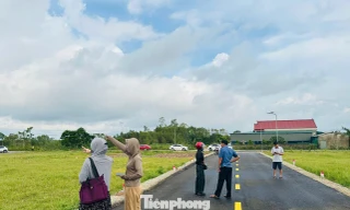 Trước đó dự án đất nền ven sông tại xã Toàn Lưu được mở bán rầm rộ, rất đông người đến xem, song địa phương khẳng định địa phương không có dự án đất nền nào.