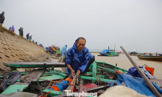Thuyền vỡ nát, ngư dân thất thần sau bão số 5