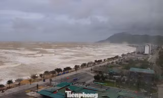Sóng biển Thiên Cầm cuộn cao, người dân 'nín thở' trước giờ bão đổ bộ