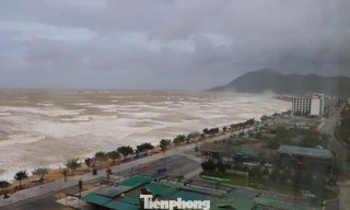 Sóng biển Thiên Cầm cuộn cao, người dân 'nín thở' trước giờ bão đổ bộ