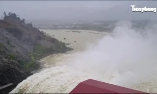 Cận cảnh thuỷ điện Hố Hô xả tràn, đường Hồ Chí Minh ngập do mưa lớn