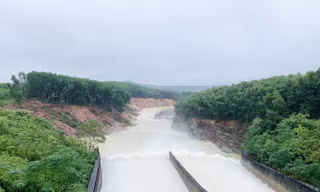Hồ chứa nước ở Hà Tĩnh đồng loạt xả tràn ứng phó mưa bão