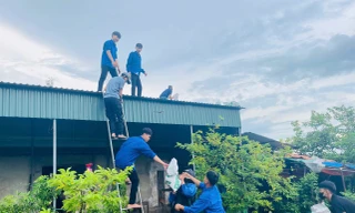 Thanh niên chằng chống giúp người dân ứng phó bão số 5