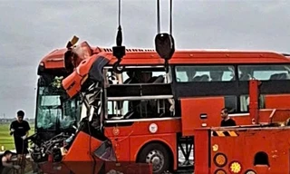 Xe khách tông đuôi container trên cao tốc, tài xế mắc kẹt trong ca bin