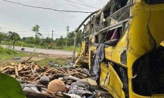 Xe khách ở Hà Tĩnh lật nhiều vòng, 9 người tử vong