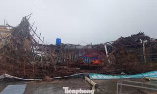 Bão số 10 càn quét, vùng biển Thiên Cầm tan hoang