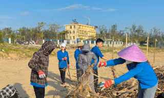 Thanh niên ra quân dọn hàng tấn rác tại bờ biển sau bão