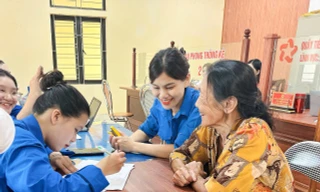 Thanh niên Hà Tĩnh 'số hóa' thủ tục cùng người cao tuổi