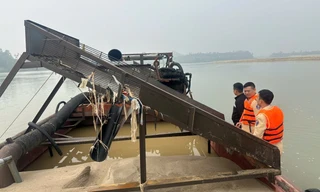 Bắt giữ 2 tàu cát tặc